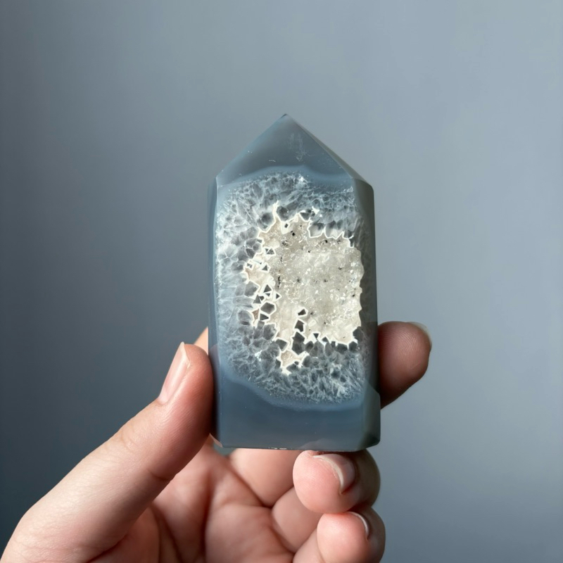 Druzy Blue Agate Tower (136g) – Calming Energy With White Druzy สําหรับสันติภาพภายใน