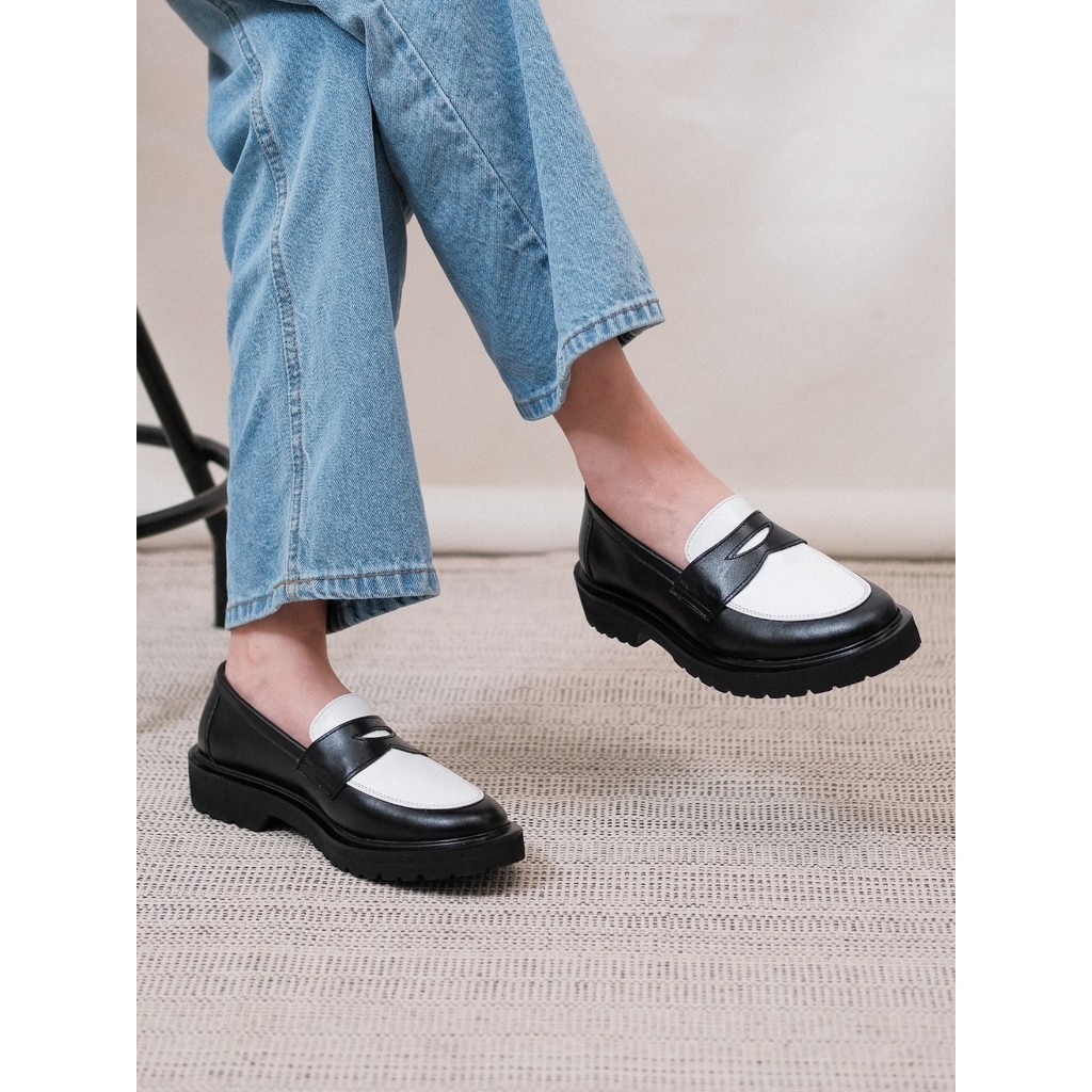 Basic No.03 รองเท้าหนังแท้ ทรงคลาสสิค Loafers สีทูโทนขาว-ดำ