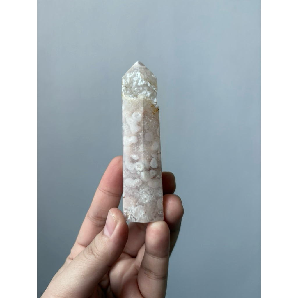 Flower Agate Obelisk พร้อมหมวก Druzy Matte และโคลนเคี้ยวฟองพอง