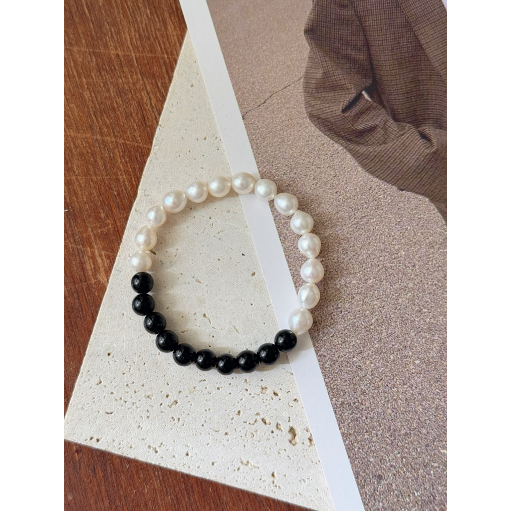 M&W "Yin-Yang" Pearl & Black Agate Elestic Bracelet