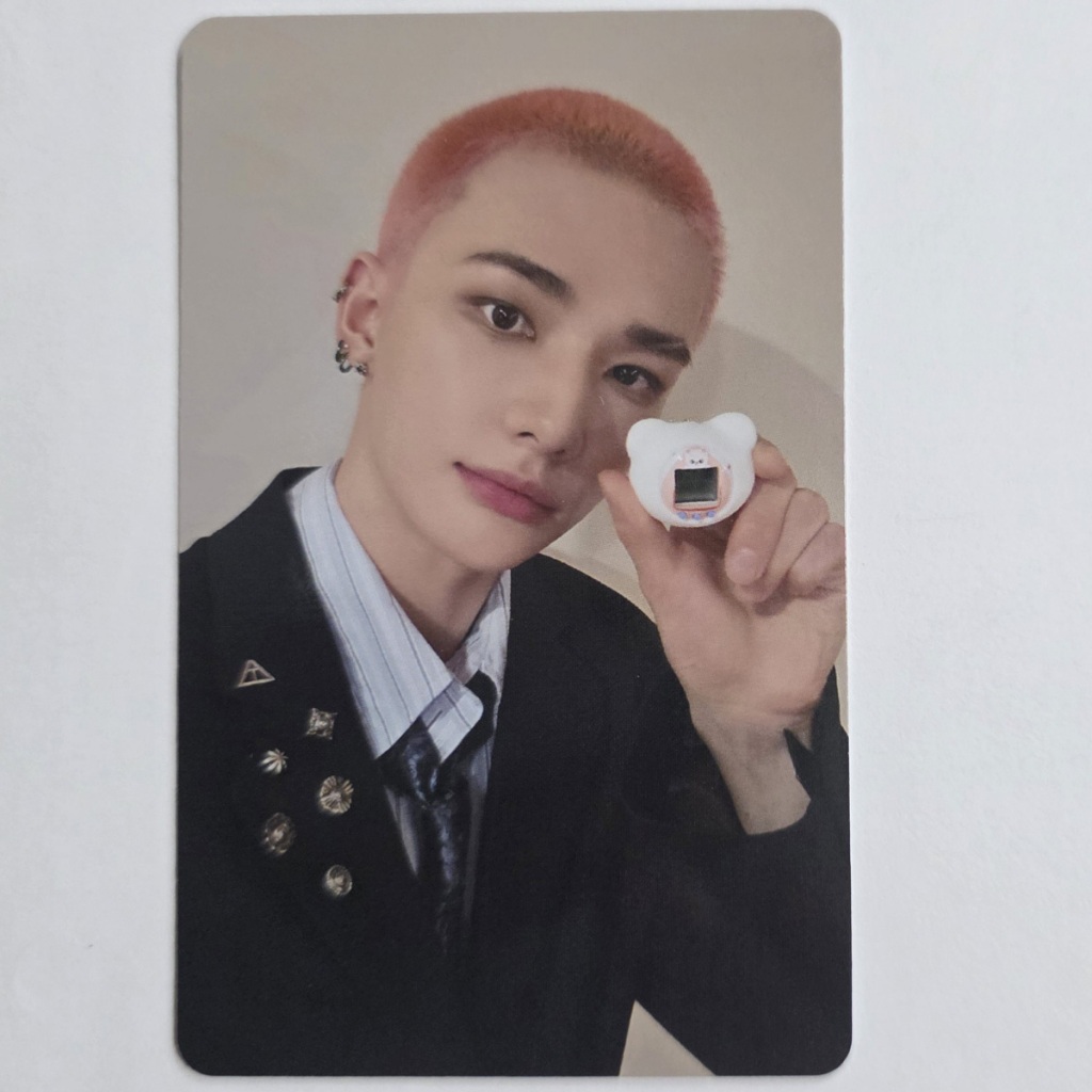 ชุดโฟโต้การ์ดอย่างเป็นทางการของ Hyunjin Stray Kids Skzoo Tamagotchi & Case