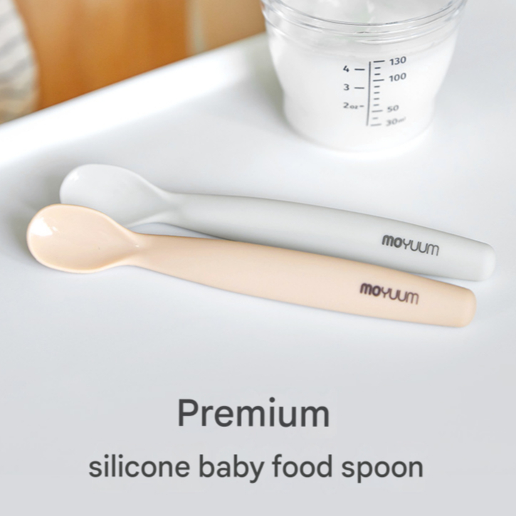 MOYUUM ช้อนหย่านมซิลิโคนพรีเมี่ยม 2 ชิ้นพร้อมกล่อง | ช้อนฝึกนิ่ม | สีเบจ+เทา / ปราชญ์+เทา / ครีม เหล