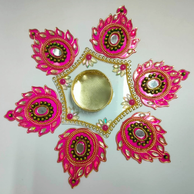 งานฝีมือแบบดั้งเดิม Rangoli และ Tealight Holder ตกแต่งงานรื่นเริง Rangoli Diwali ตกแต่ง