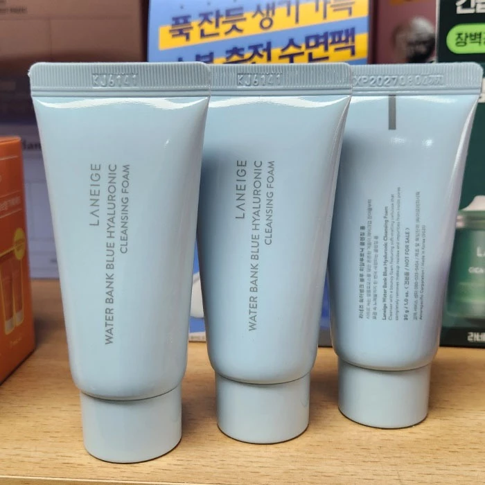 WATER BANK BLUE HYALURONIC CLEANSING FOAM 30g thumbnail 4
