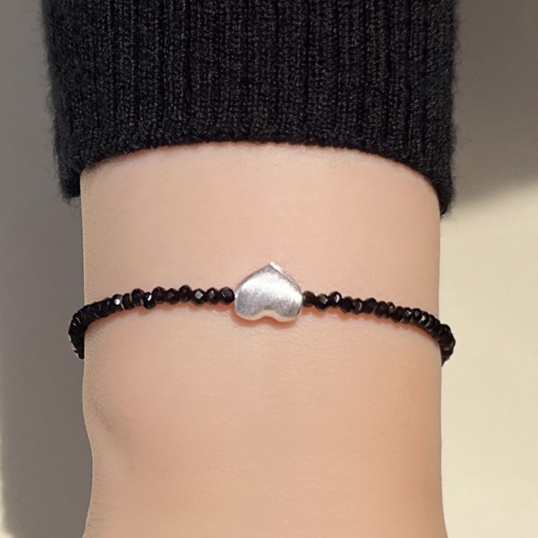 MINIMAL925 สร้อยข้อมือลูกปัดพลอย Spinel Silver Heart & Black Spinel | เครื่องประดับทํามือเงินแท้ 925