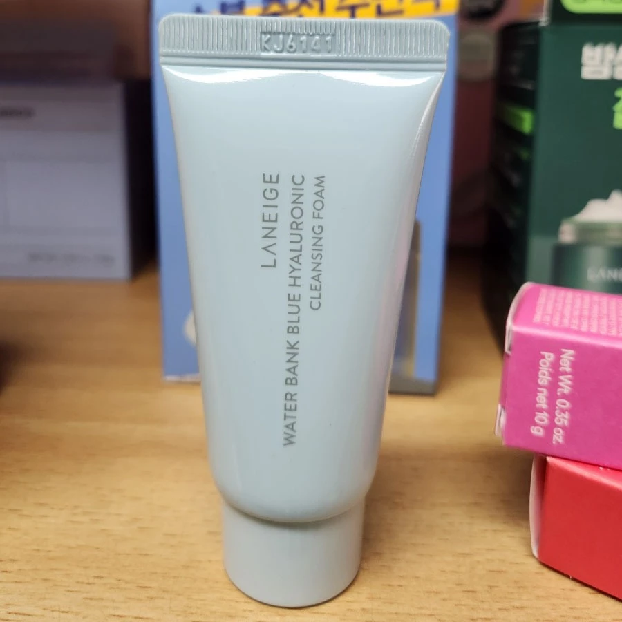 WATER BANK BLUE HYALURONIC CLEANSING FOAM 30g thumbnail 3