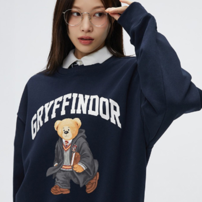 [SPAO x Harry Potter] Woodie Mashup Sweatshirt เสื้อสเวตเตอร์ สีกรมท่า