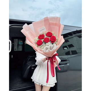 ช่อดอกไม้สด ดอกไม้จริง ทรงวี - กุหลาบ 5 ดอก (ฟรีการ์ด)