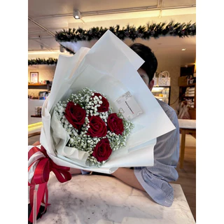 ช่อดอกไม้สด ดอกไม้จริง ทรงวี - กุหลาบ 5 ดอก (ฟรีการ์ด)