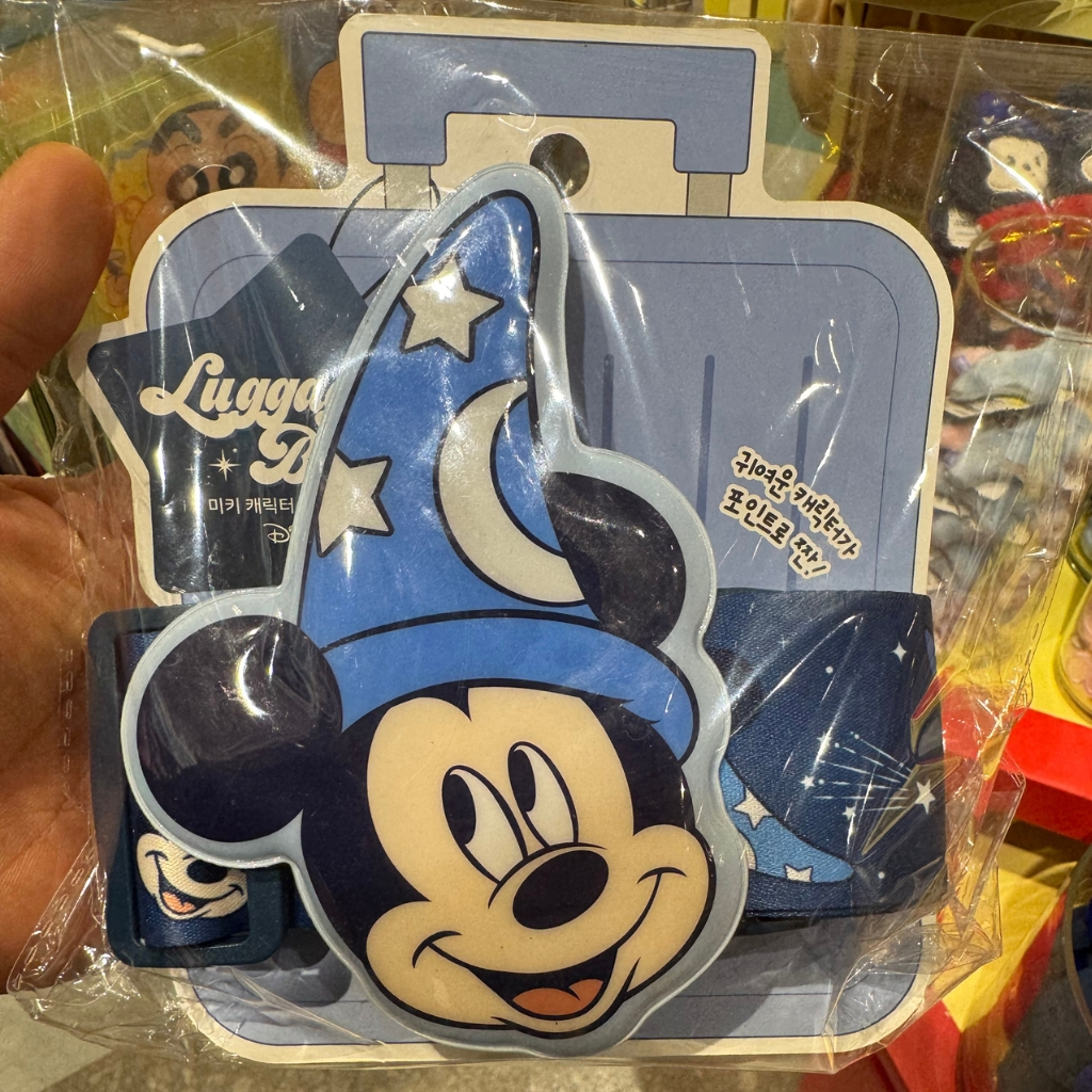 DISNEY [BUTTER / เข็มขัดกระเป๋าเดินทางมิกกี้เมาส์ / สีฟ้า] สายรัดรักษาความปลอดภัยการเดินทางของตัวช่วยสร้าง Mickey พร้อมเครื่องราง