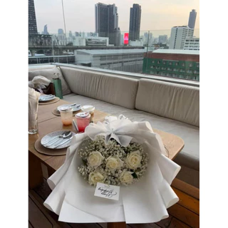 ช่อดอกไม้สด ดอกไม้จริง ทรงวี - กุหลาบ 5 ดอก (ฟรีการ์ด)
