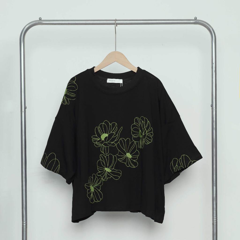 เสื้อปักลายดอกไม้ Huahua สีดํา (Fits S-XXL)
