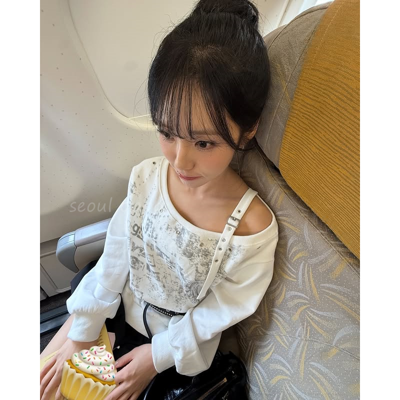 เกาหลี [ noirmute ] EYELET STRAP ONE-SHOULDER LETTERING SWEATSHIRT / Park JiWon pick ของแท้ 100%