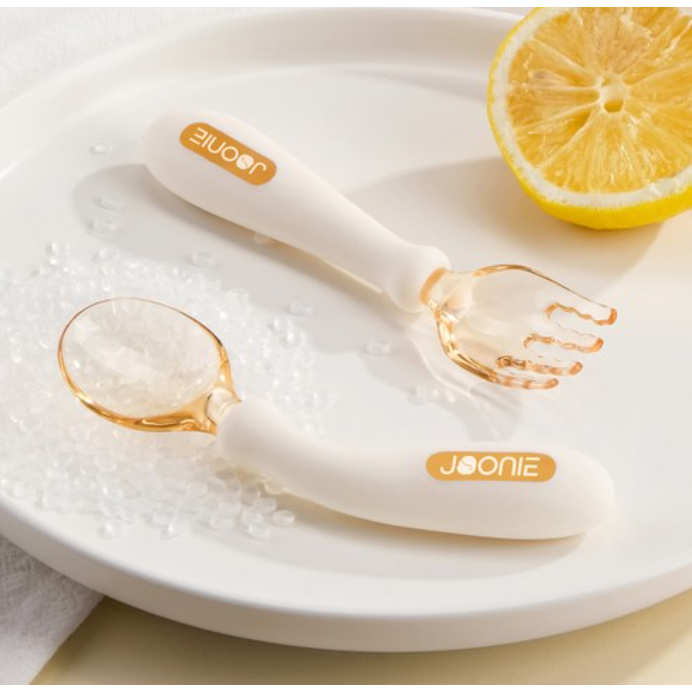 [JOONIE] ชุดช้อนและส้อมป้อนอาหารตัวเองสําหรับเด็ก / ปรับมุมได้ / ด้ามจับแบบนุ่ม / อุปกรณ์ป้อนอาหารเด