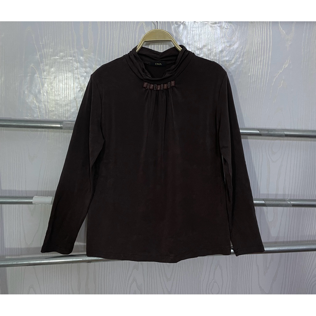 รหัส 1182 เสื้อแฟชั่นสีน้ำตาลเข้ม แบรนด์ EMA โดดเด่นด้วยดีไซน์คอเต่าแบบจับจีบระบาย