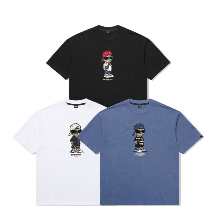 LIFEWORK KOREA STREET SNAPBACK HIPDOG SHORT SLEEVE T-SHIRT LW262TS106 Unisex Standard Fit Cotton Graphic Tee แฟชั่นเกาหลี