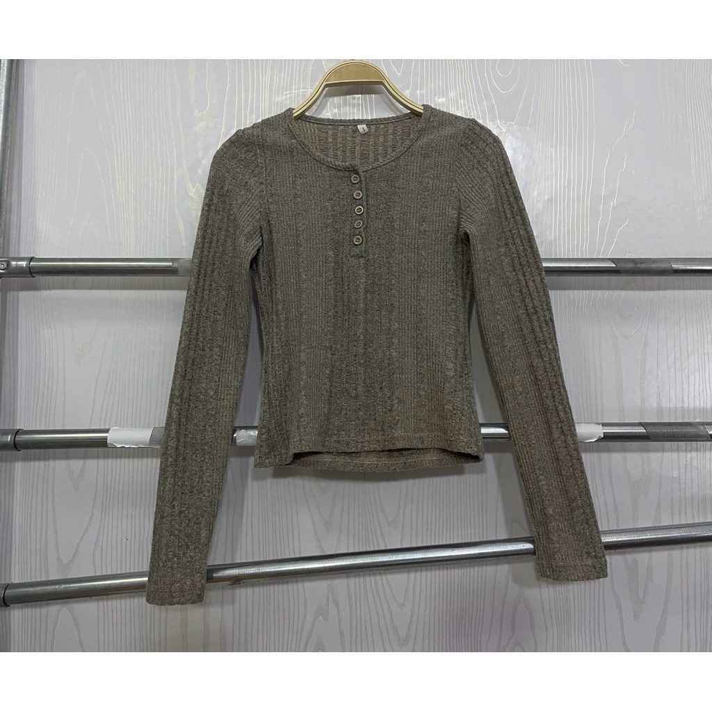 รหัส 1437 เสื้อครอปแขนยาวผ้าร่องสีน้ำตาลจาก Unif x Urban Outfitters โดดเด่นด้วยดีไซน์คอ Henley