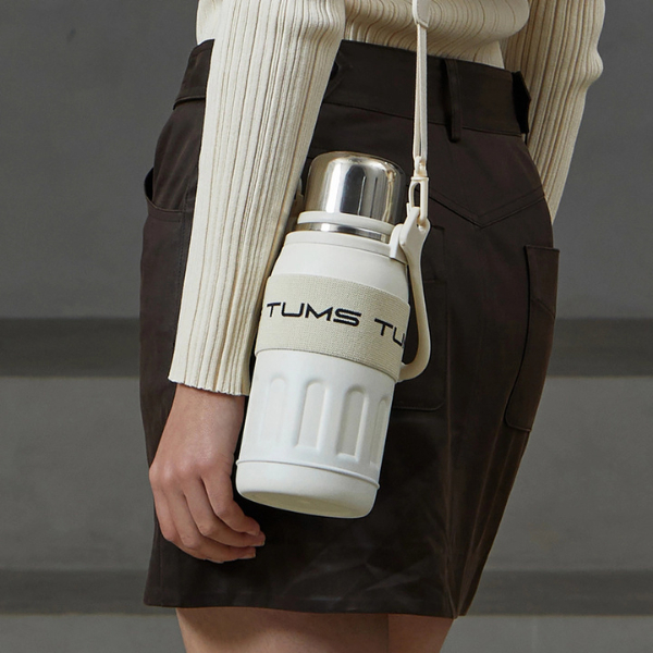 TUMS Handle Strap Tumbler 830ml (ครีมไวท์) - แก้วน้ําเดินทางขนาดใหญ่พร้อมสายพกพาแบบยืดหยุ่น