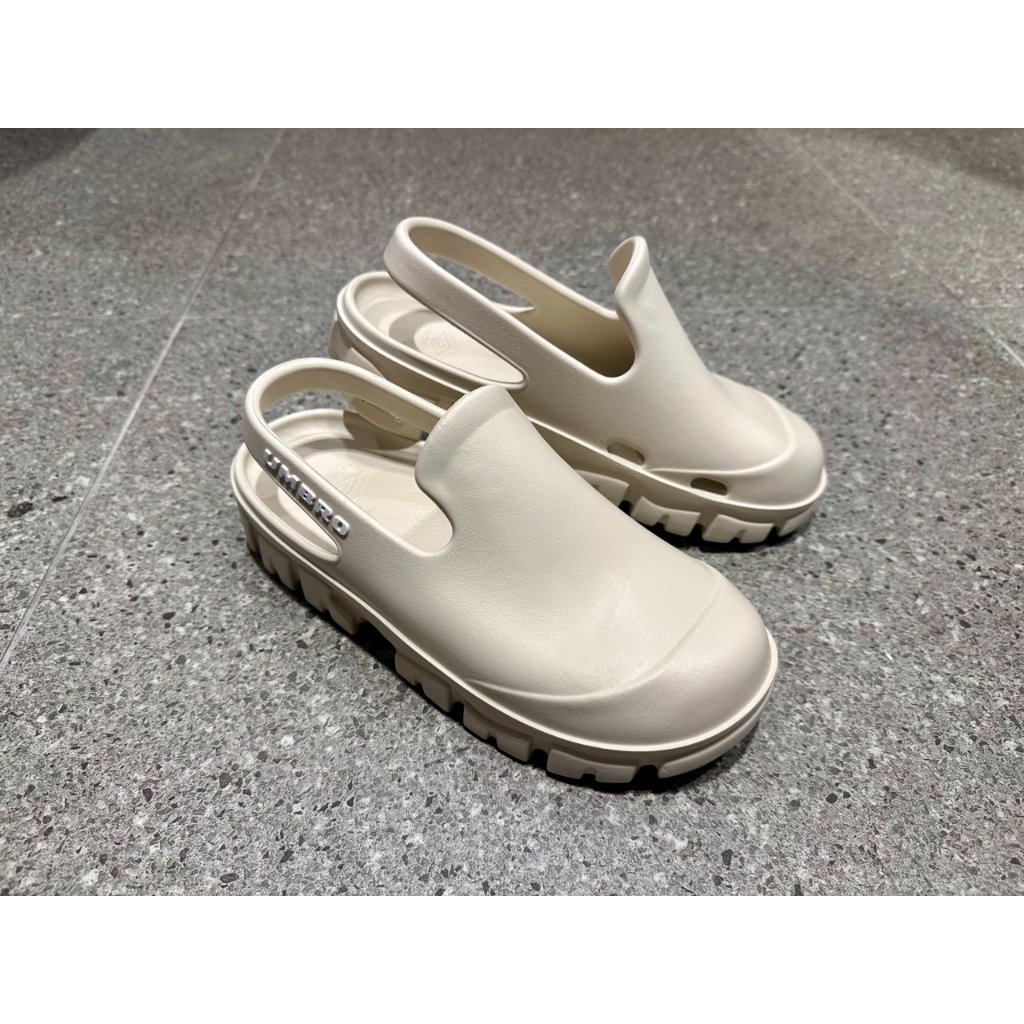 [Umbro] TOPI – รองเท้าแตะสีเบจ Comfort