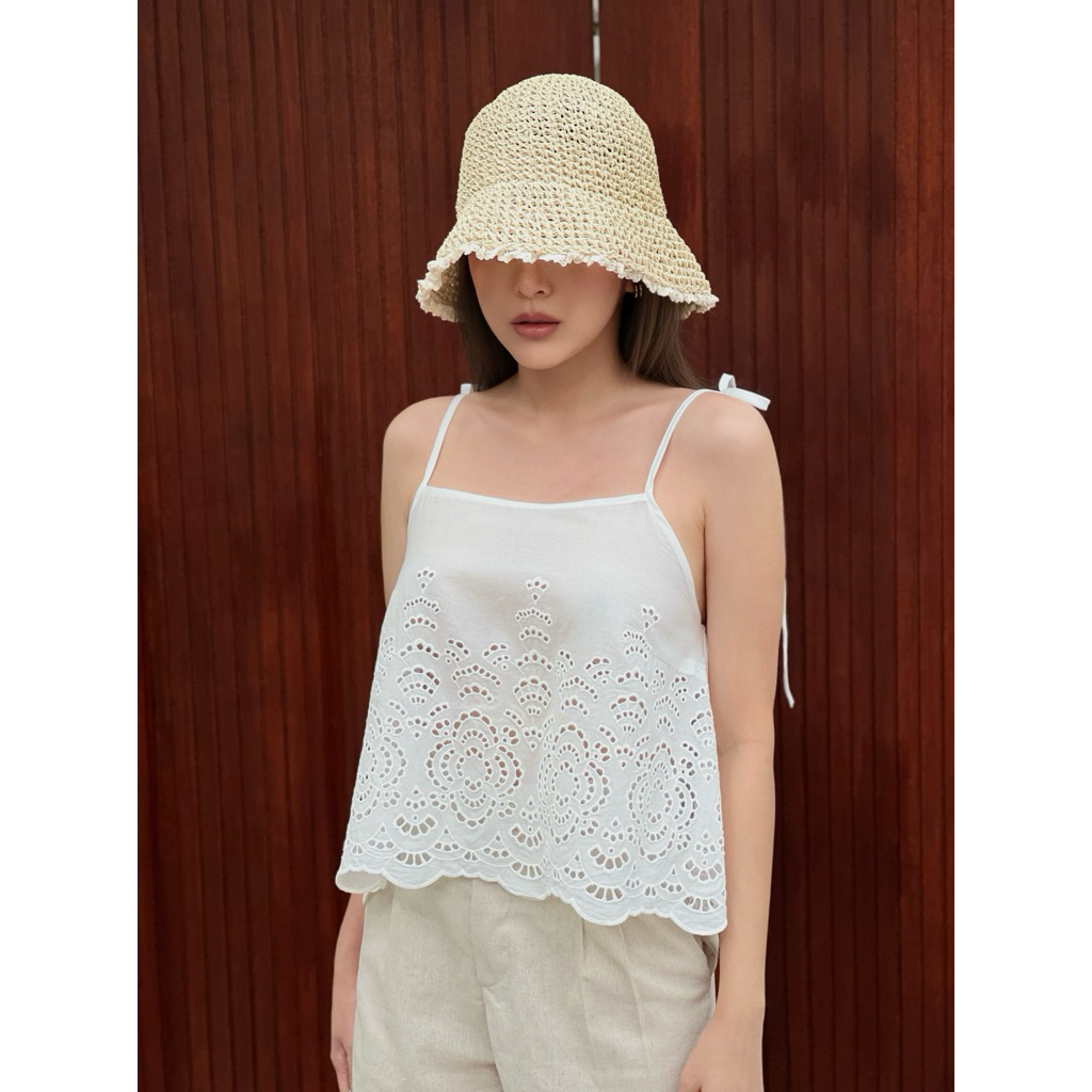 Blondie soleil eyelet camisole | เสื้อสายเดี่ยวคอตตอนฉลุลาย สีขาว สายผูกไหล่ปรับระดับ (โปรดอ่าน description )