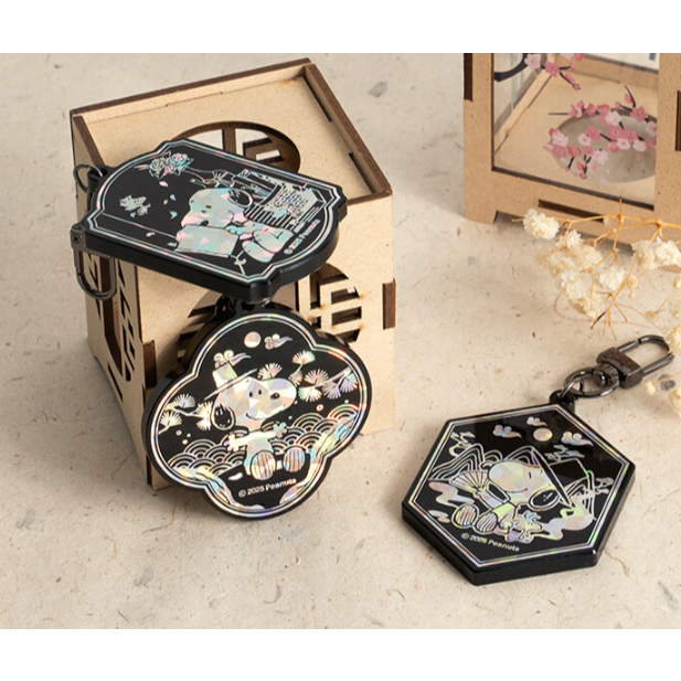 พวงกุญแจ Snoopy Charm พร้อมการออกแบบเกาหลีแบบดั้งเดิม Holographic Snoopy พวงกุญแจรูปแบบแบบดั้งเดิมเก