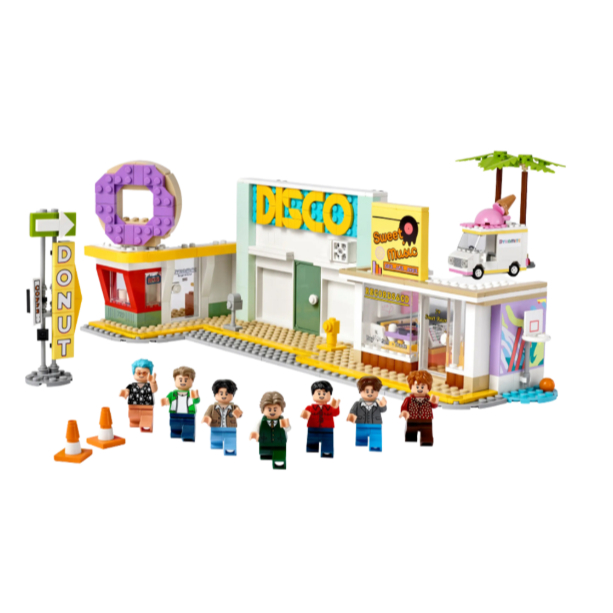 LEGO Ideas BTS Dynamite 21339 ชุดอาคาร BTS อย่างเป็นทางการพร้อมมินิฟิกเกอร์ 7 แบบจอแสดงผลสะสม