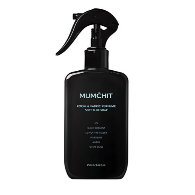 Mumchit Room & Fabric Perfume – น้ำหอมปรับอากาศและผ้า กลิ่นสบู่สีฟ้าอ่อน (ขนาดใหญ่ 250 มล.)