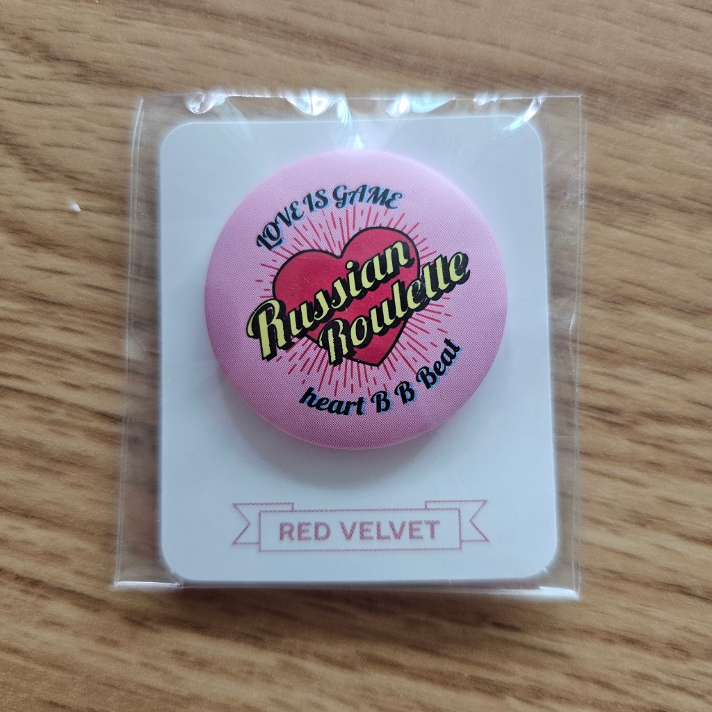 SM TOWN GIFT SHOP PLAY ZONE SM ARTIST PIN BUTTON - กํามะหยี่สีแดง