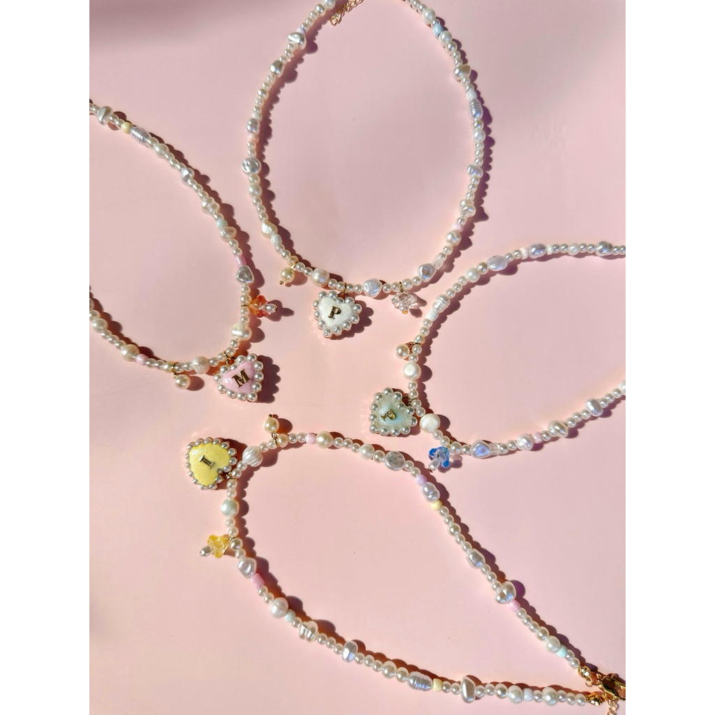 pearly kiss necklace สร้อยมุกจี้หัวใจอักษร - vadaa