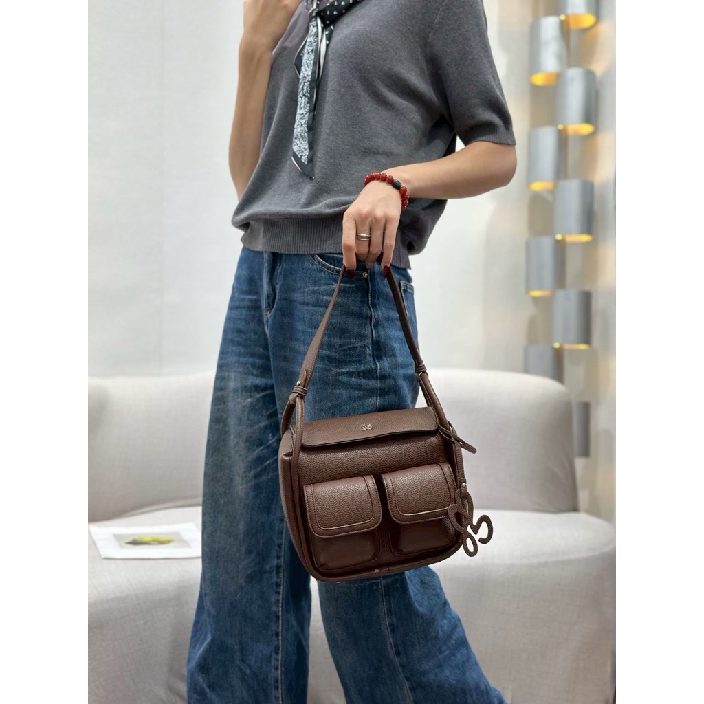 กระเป๋า YUNABEE รุ่น A-MI 7733# ทรง Flap Shoulder Bag หนังพียูพรีเมี่ยม ไซส์ 9 นิ้ว มีกระเป๋าพ็อกเก็ตคู่ด้านหน้า