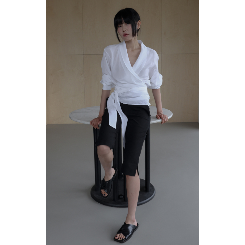 LYNTE Breezy Capri Slacks Women Slim Fit Stretch Cropped Pants แฟชั่นเกาหลี