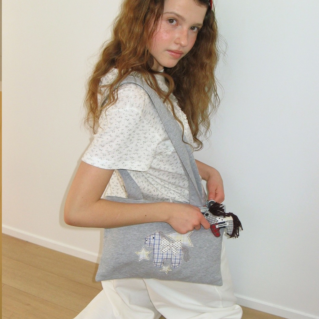 [RONRON] Ribbon Pony Applique Sweat Shoulder Bag / GREY — صورة 6