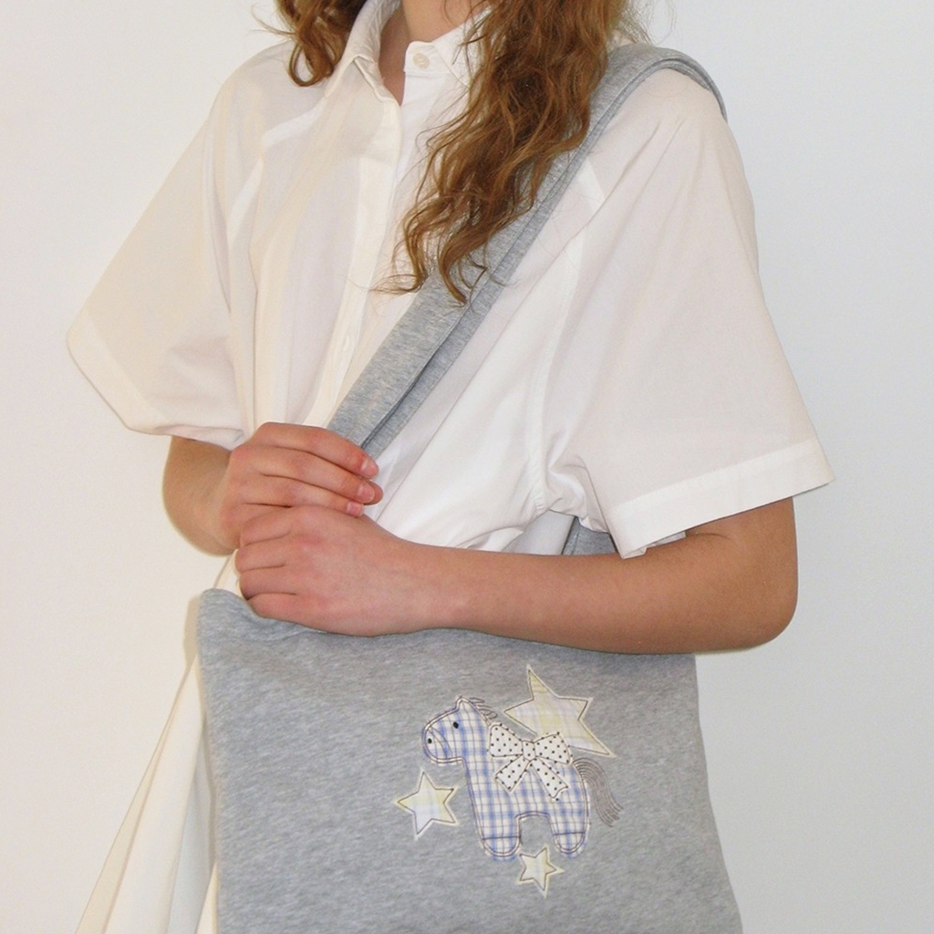 [RONRON] Ribbon Pony Applique Sweat Shoulder Bag / GREY — صورة 5