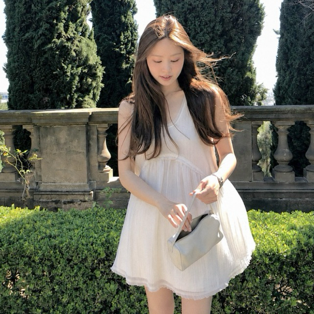 พร้อมส่งครีม เดรสสั้นเกาหลี ผ้าโปร่งจีบละเอียด ป้ายเกาหลี OUCE Sheer Pleated Dress koreamoods