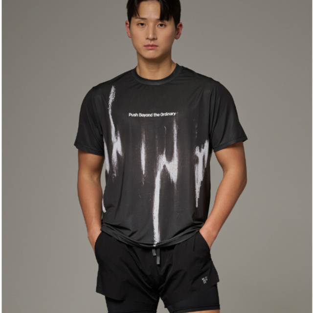 เสื้อยืดสแปนเด็กซ์สีดำ สำหรับวิ่งและออกกำลังกาย ระบายอากาศได้ดี และมีน้ำหนักเบาทransport_from_bangkok