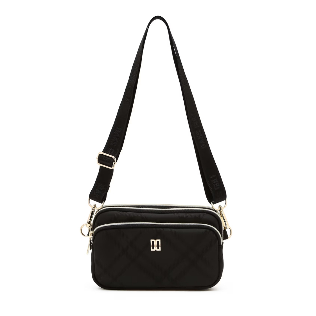 กระเป๋าสะพายข้าง DAKS สีดำขนาดกลาง มีโลโก้ DAKS