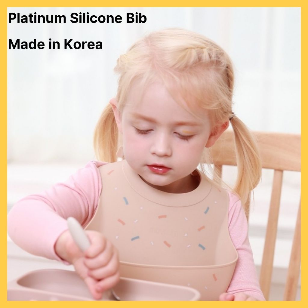 MOYUUM ผ้ากันเปื้อนเด็กซิลิโคนแพลทินัมเกาหลี Made Feeding Bib พร้อมที่จับอาหาร