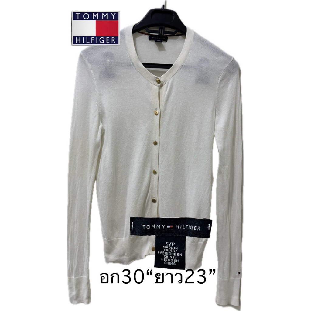 เสื้อคาร์ดิแกน TOMMY HILFIGER Size S   มือสอง มีตำหนิ ขายสภาพนี้  เสื้อคาร์ดิแกนสีขาวของ Tommy Hilfi