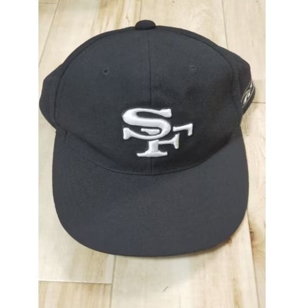 หมวกเบสบอล San Francisco 49ers สีดําอย่างเป็นทางการให้ความรู้สึกปักโลโก้ "SF"