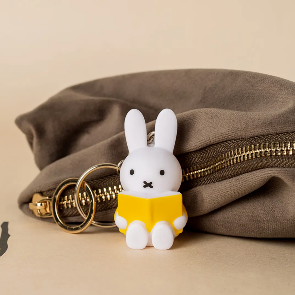 Atelier Pierre พวงกุญแจ Miffy อ่านหนังสือ | Bunny Charm