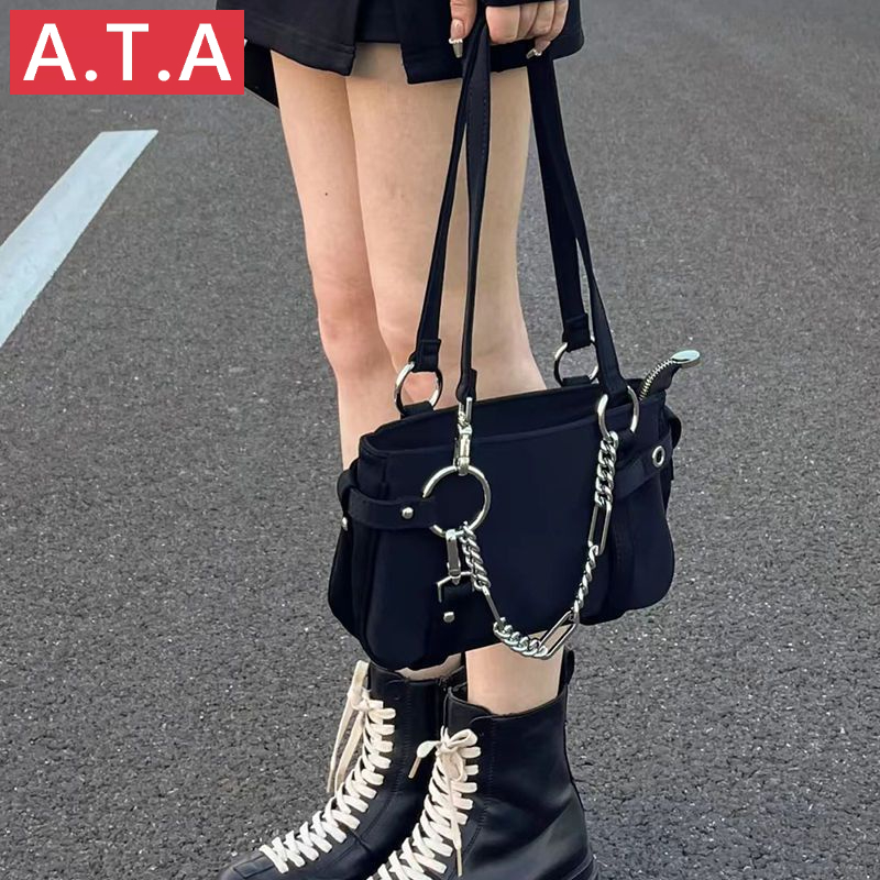 A.T.A กระเป๋าผู้หญิงรุ่นใหม่ UR ห่วงโซ่รถจักรยานยนต์ กระเป๋ารักแร้ สะพายข้าง ถือมือ