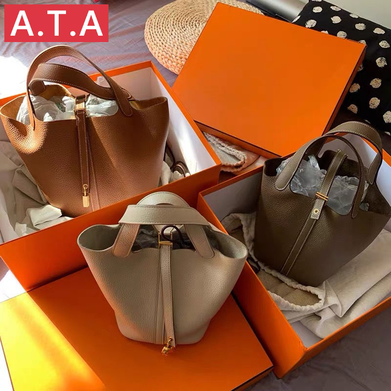 A.T.A Bag สไตล์ใหม่อินเทรนด์ตะกร้าผักหญิงกระเป๋านุ่ม PU ลิ้นจี่รูปแบบถังกระเป๋าแบบพกพากระเป๋าแม่เด็ก
