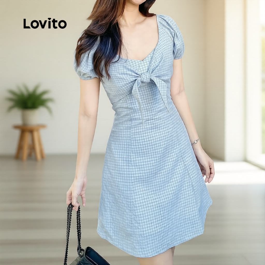 Lovito แคชชวล เดรสผู้หญิงสีฟ้าสําหรับฤดูใบไม้ผลิและฤดูร้อน ดีไซน์กระดุมสุดเก๋ LBL31090