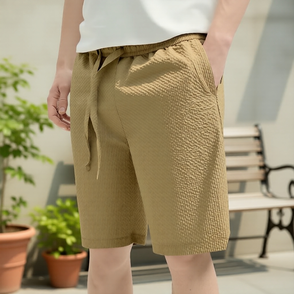 กางเกงขาสั้นผู้ชายฤดูร้อน Lovito สีกากี มีเชือกรูดที่เอวและกระเป๋า LNE138181