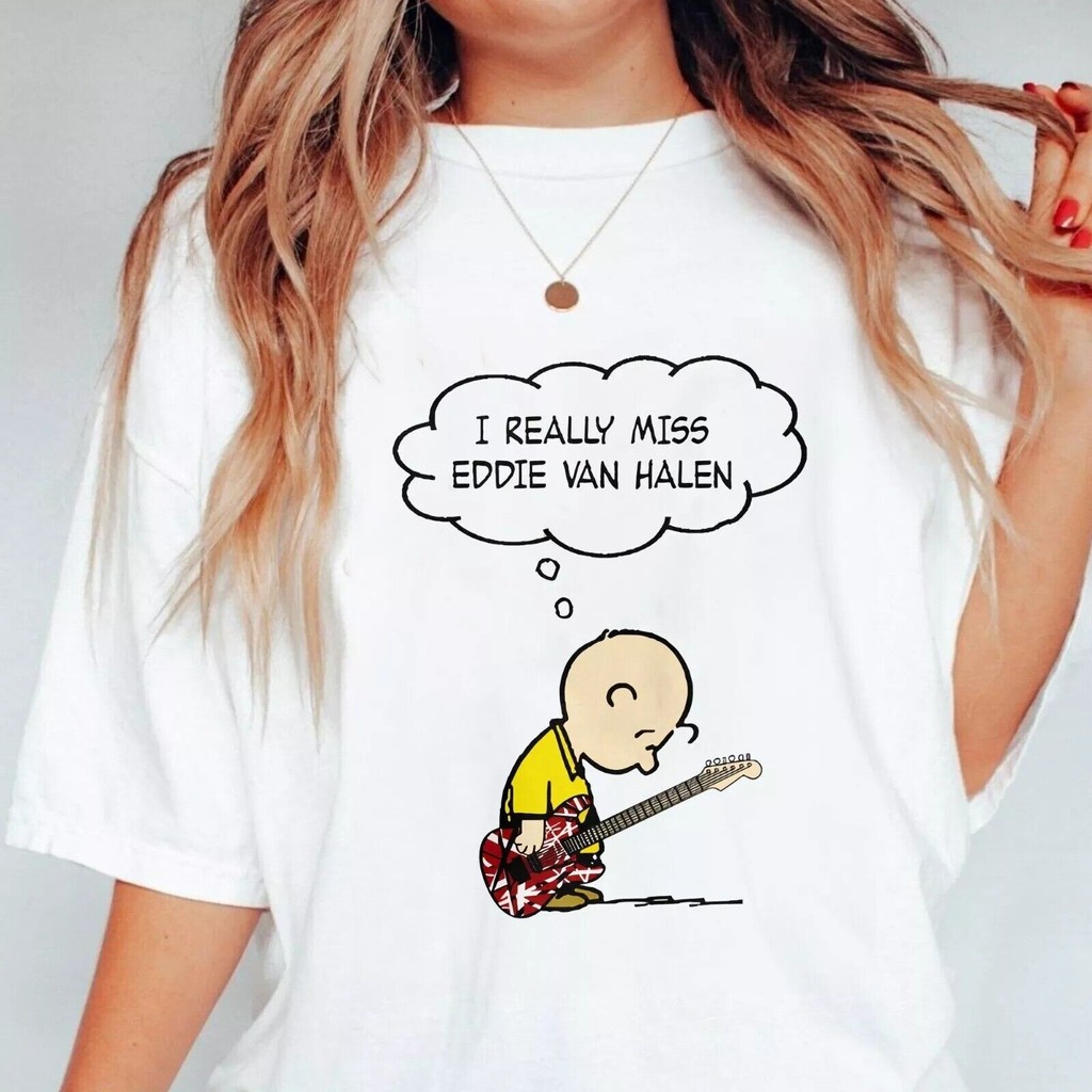 เสื้อยืดผู้ชายอินเทรนด์ พร้อมลายกีตาร์และข้อความ "I Really Miss Eddie Van Halen"