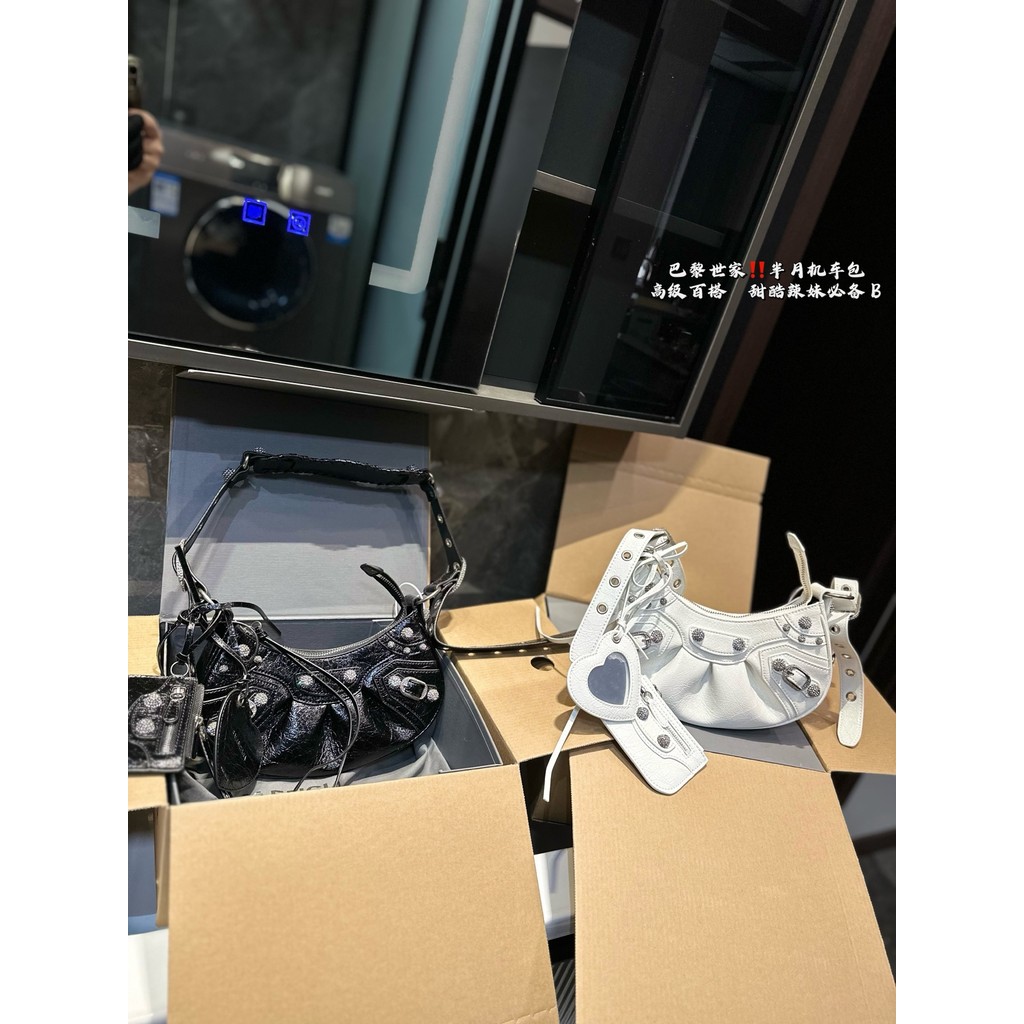 B Balenciaga A507 กระเป๋ามอเตอร์ไซค์หมุดสีดําหวานเย็นสาวร้อนต้องมี B