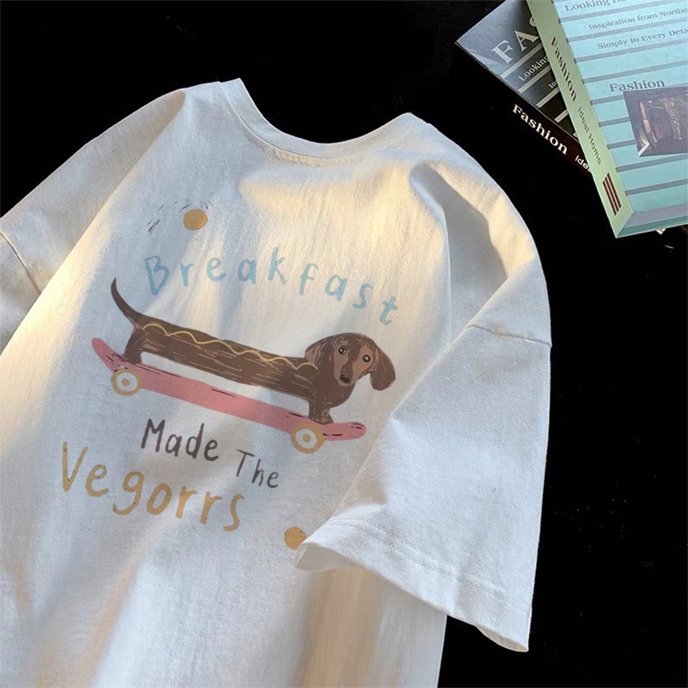 Trendsir🚀สินค้า🚀 จัดส่งภายในยี่สิบสี่ชั่วโมง เทศกาลสาดน้ำ ยูนิเซ็กส์ เสื้อยืดลายน้องหมาดัชชุนด์สเก็ตบอร์ด Collection Breakfast ผ้าฝ้าย 100% นุ่มสบาย ระบายอากาศดี แห้งเร็วM-3XL  ผ้าฝ้าย คอกลม มีให้เลือก 11 สี