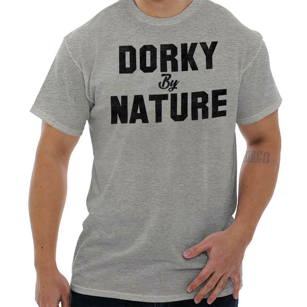 Dorky By Nature Funny Nerd Awkward Introvert ผู้ชายหรือบุรุษ Crewneck T เสื้อ Tee