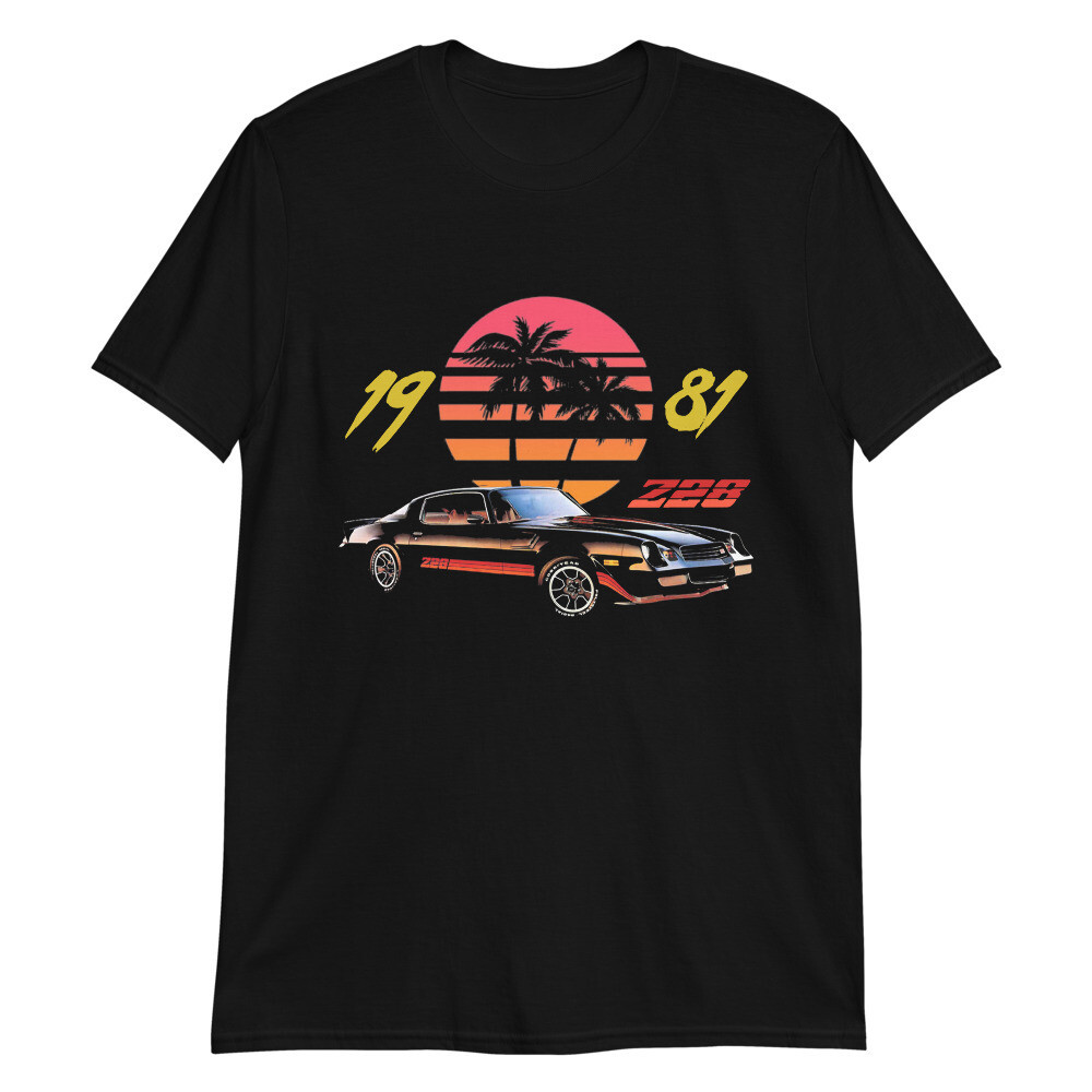 เสื้อยืดแขนสั้น_unisex ลายกราฟิกคลาสสิคยุค 80s ภาพรถ Chevy Camaro Z28 กับพระอาทิตย์ตกและต้นปาล์ม