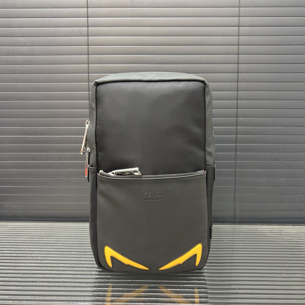 2025 FENDI2025 Little Monster กระเป๋าคาดหน้าอกกระเป๋าสะพายไนลอนกระเป๋า Messenger ข้อมูลจําเพาะยิงจริ
